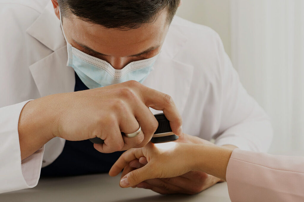 Skin examination with dermatoscope